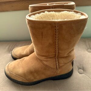 Price dropped! UGG Boots! Cozy Tan Shearling-Lined Boots